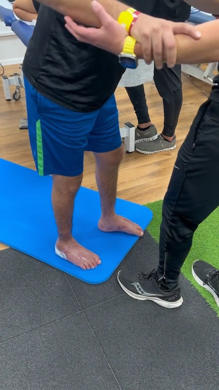 תרגול שיווי משקל של לוחם פצוע בקליניקת פולס בליווי פיזיותרפיסט